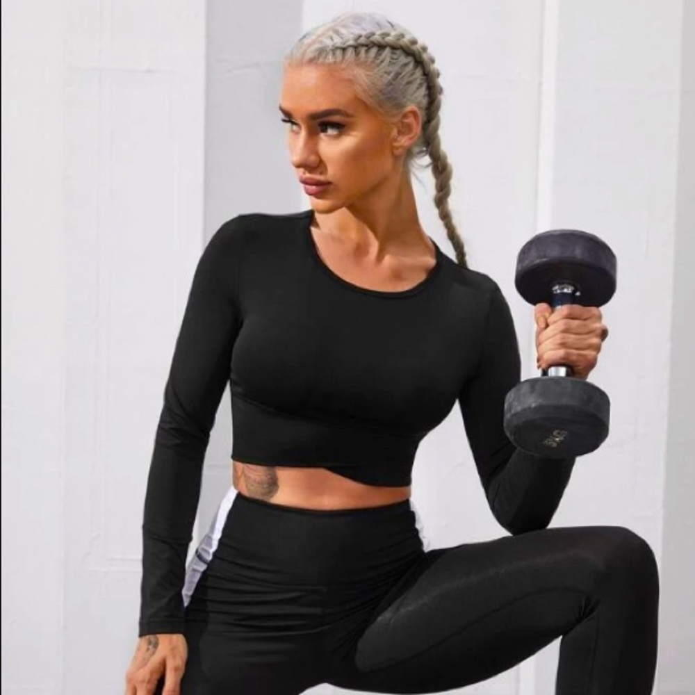 shein black long sleeve work out top!! super comfy and cute